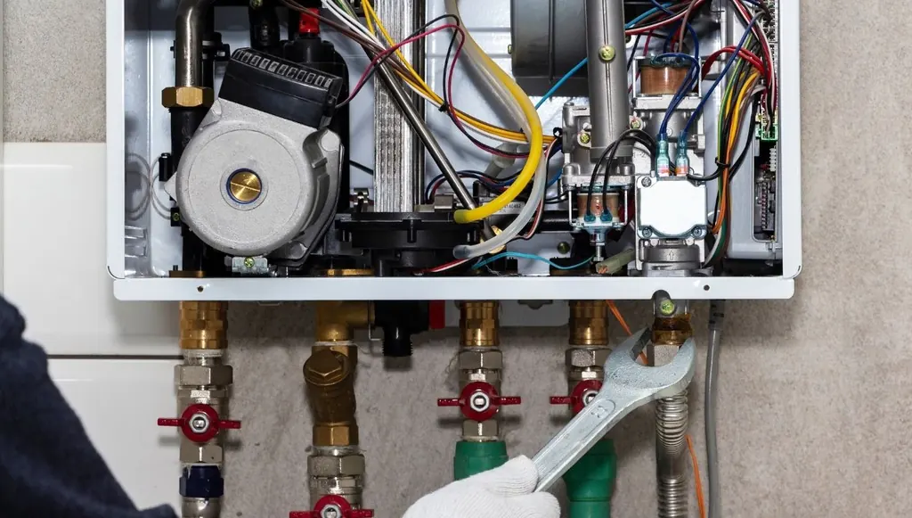 Geopende cv-ketel met de circulatiepomp linksonder